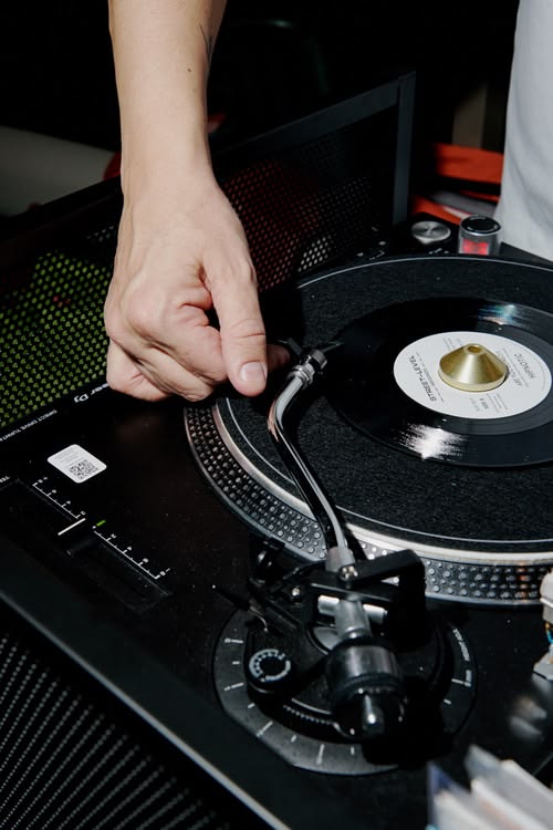 Vinile in cue sul giradischi