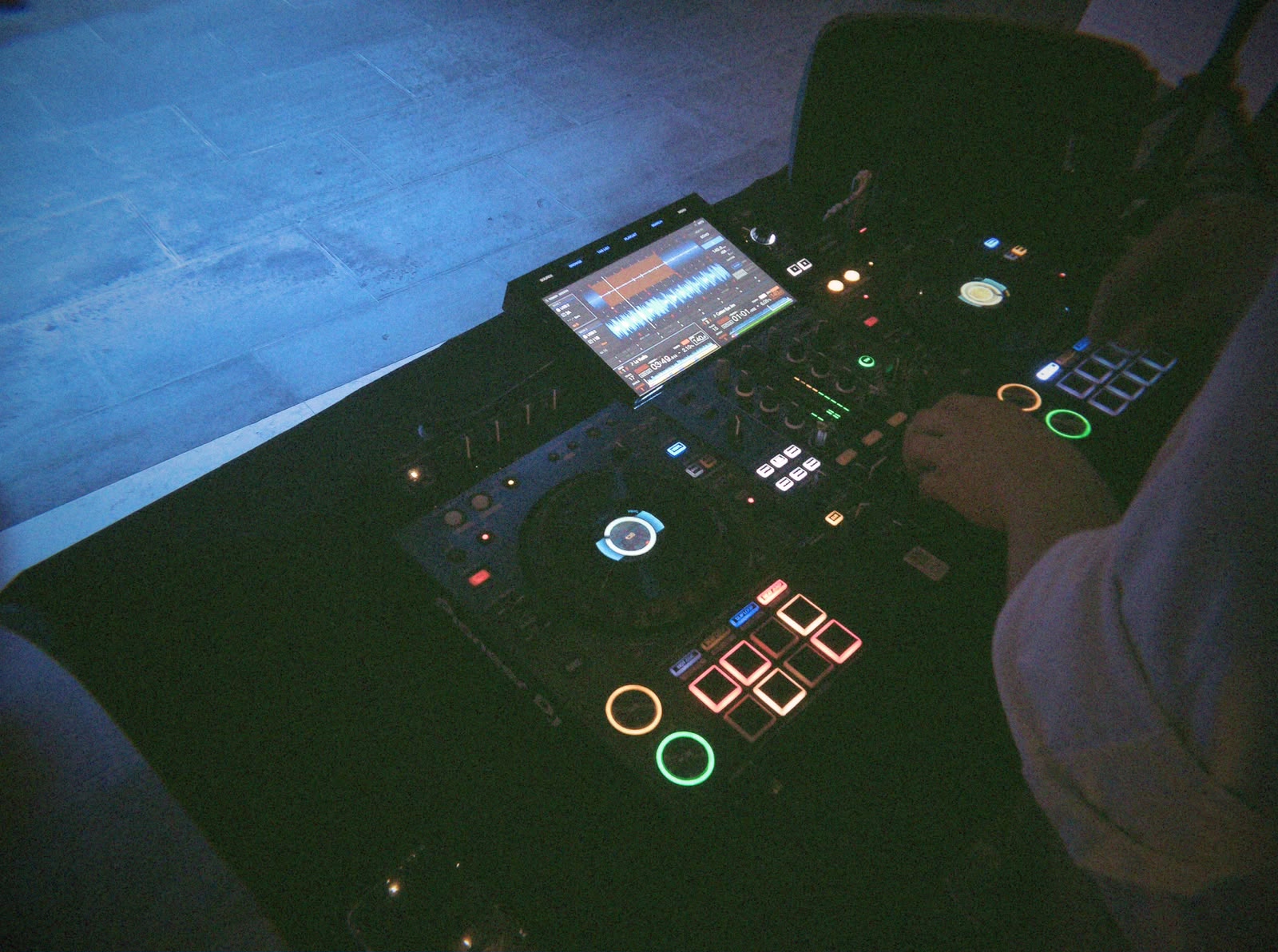 Console DJ nell'atmosfera della serata