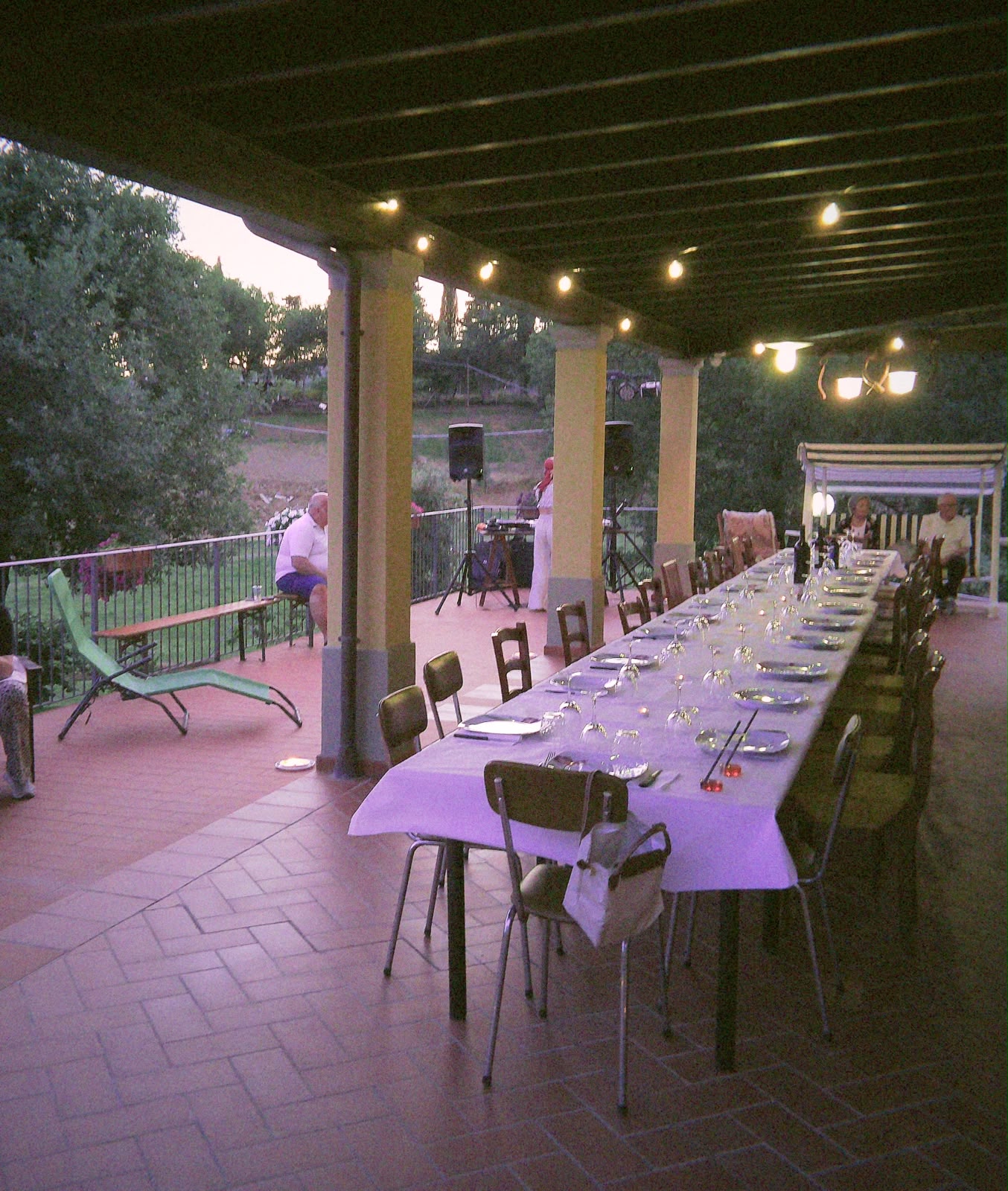 Cena sotto la pergola con DJ set al tramonto