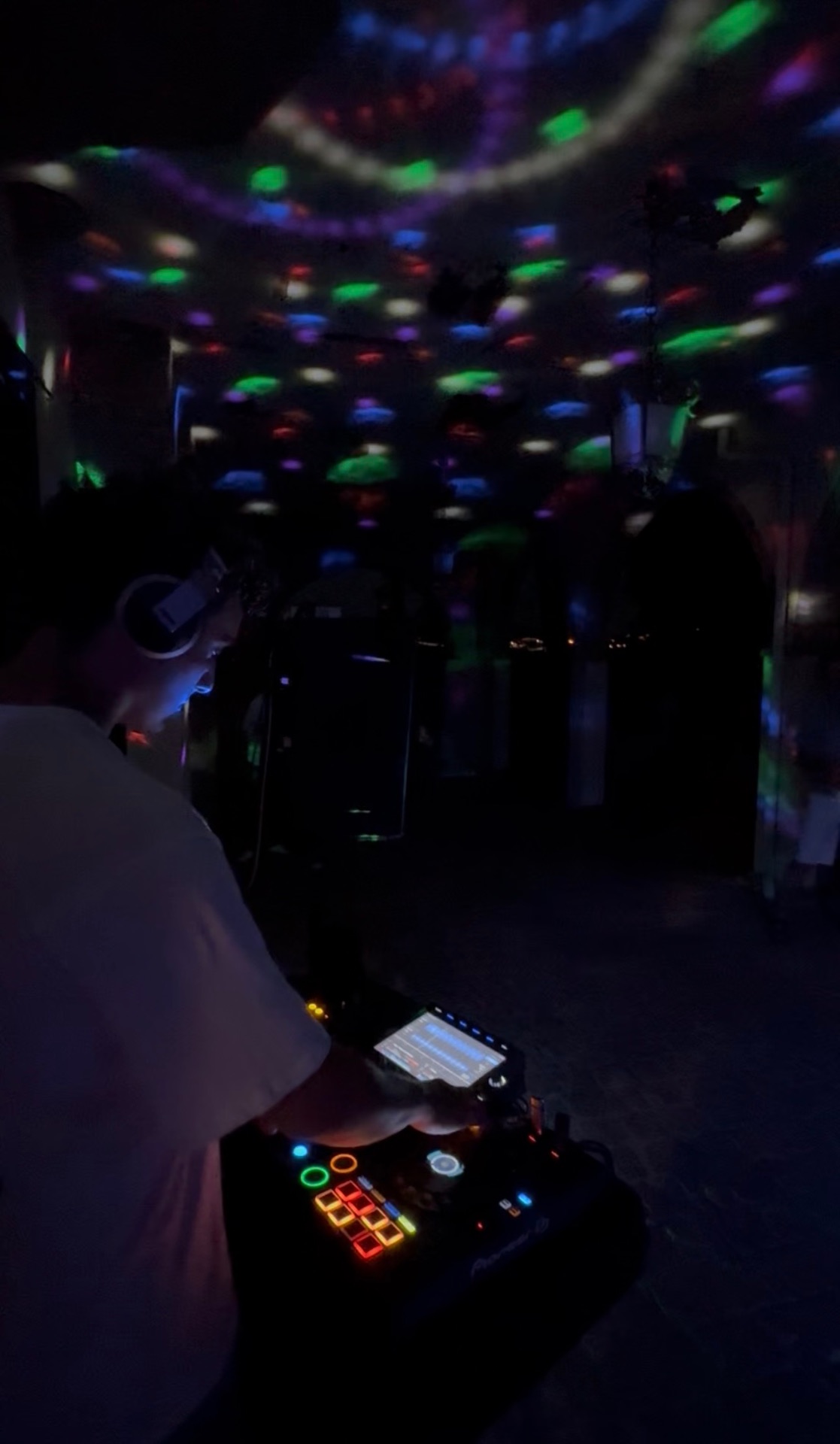 Luci e console DJ in serata